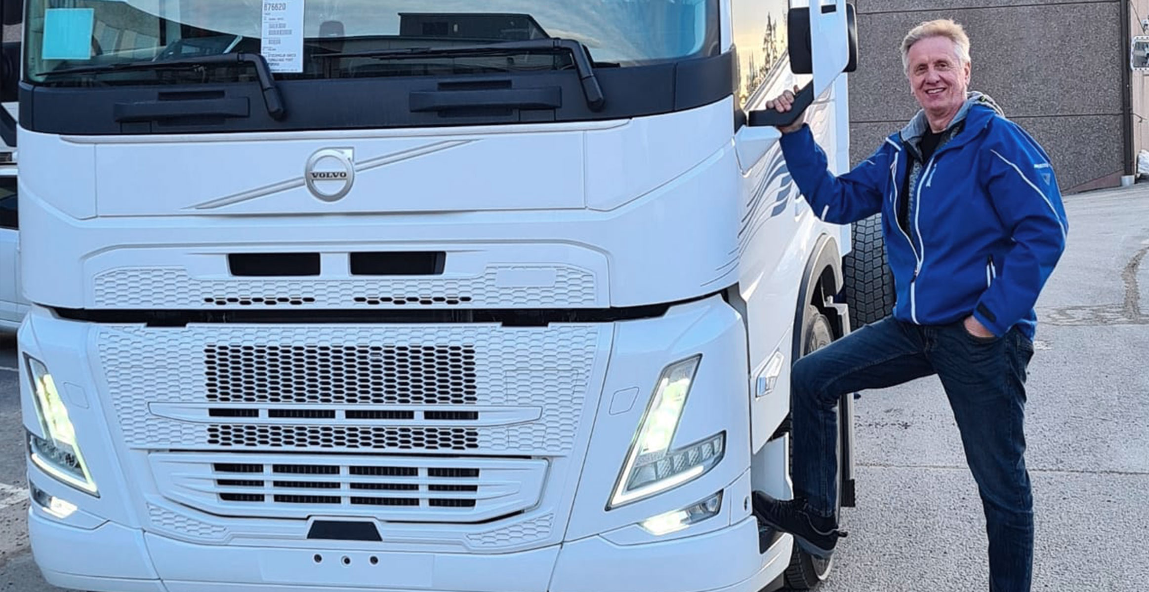 Yrittäjä Matts Holmström uuden FM:n vierellä: - Auto on jopa parempi kuin mitä odotin. Nyt tuntuu erittäin hyvältä!