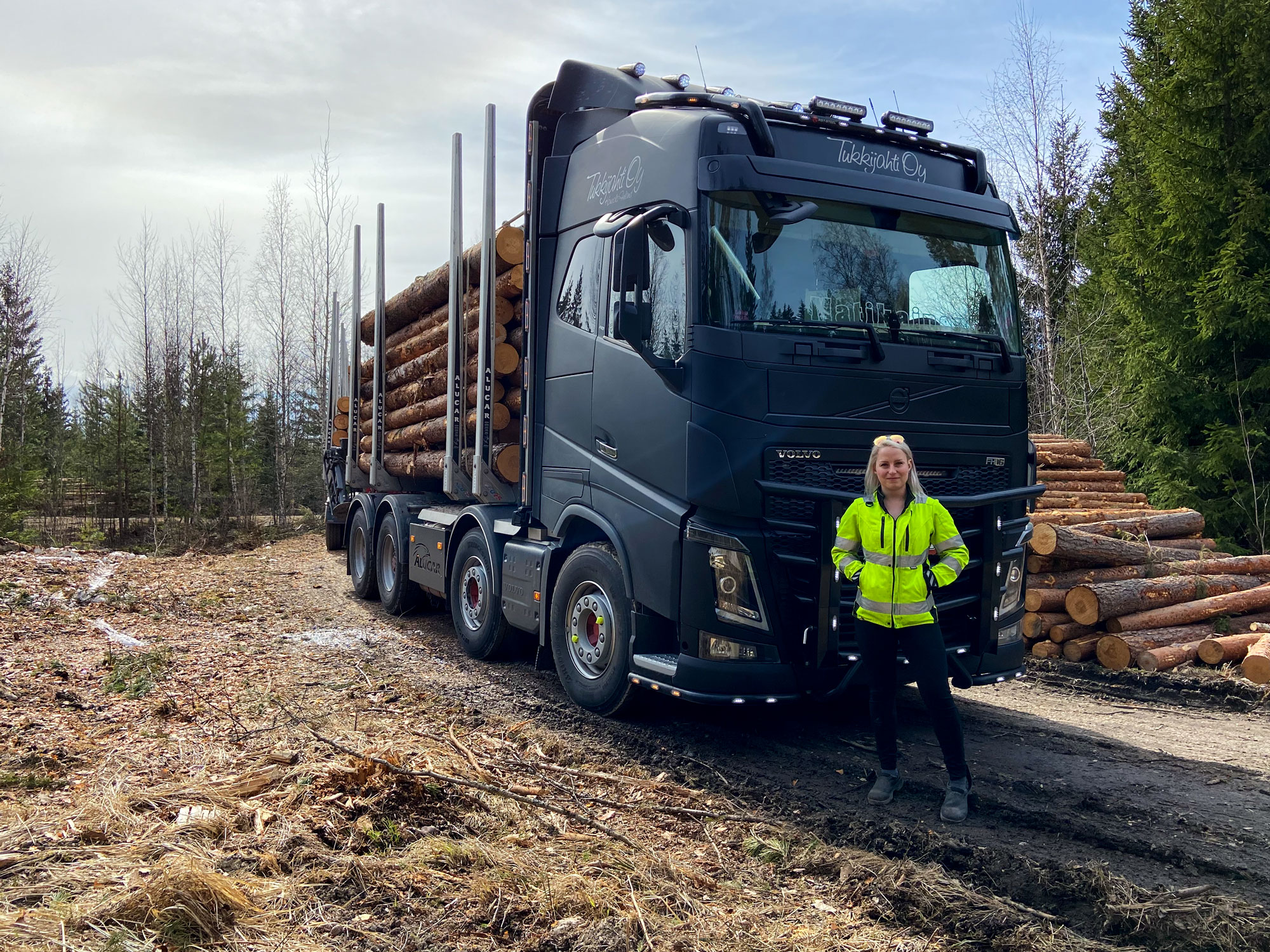 Kuljetusyrittäjä Jonna Matikaisen kuorma-autona on mattamusta Volvo FH16.