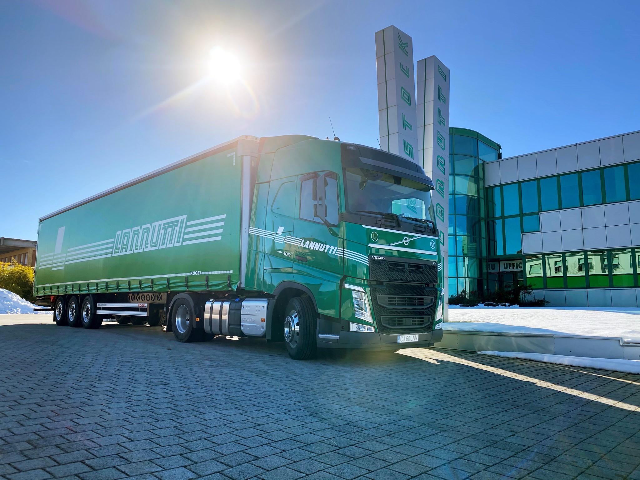 Volvon I-Save -toiminto on polttoainetehokkuuden ja erinomaisen ajattavuuden tae – Italialaiselle kuljetusliikkeelle jättimäinen Volvo FH I-Save -tilaus
