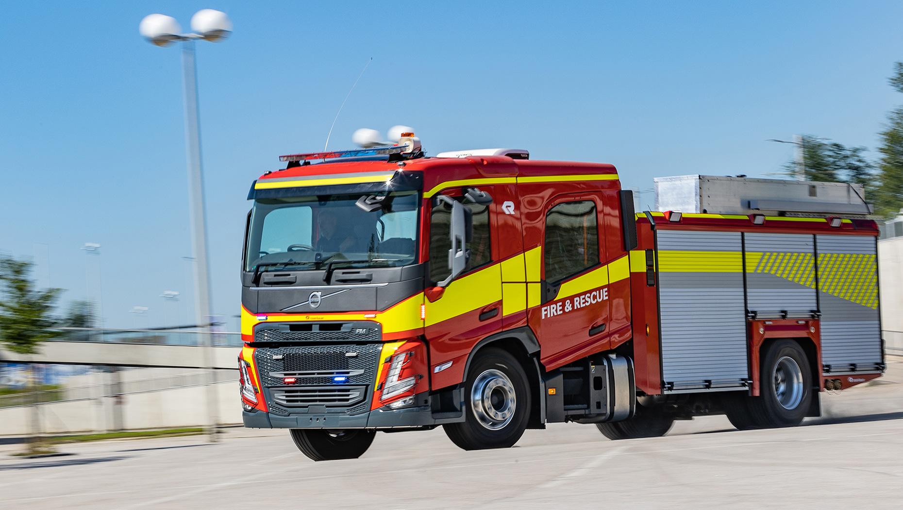 Volvo Trucksin uusi ohjaamo on suunniteltu yhteistyössä sellaisten yritysten kanssa kuin Rosenbauer, joka on yksi maailman johtavista pelastusajoneuvojen päällirakentajista. Tämä on prototyyppi Volvo FM:stä Rosenbauerin ET-rungolla Australian palokunnalle.